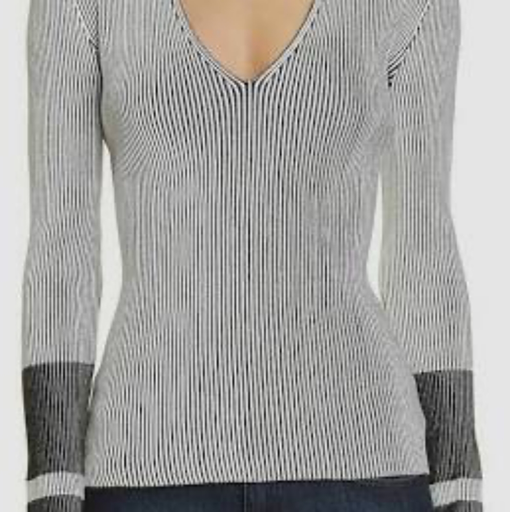 Theory Fitted V Neck Top Size S